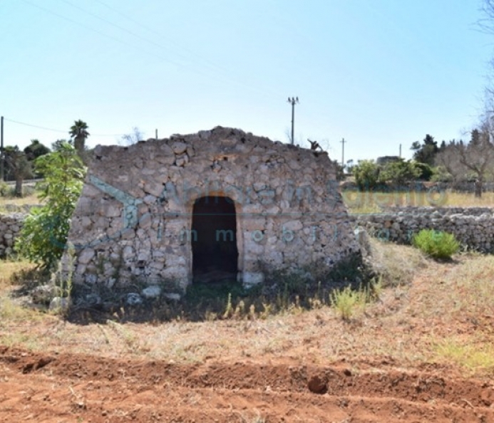 Terreno con Lamia in pietra