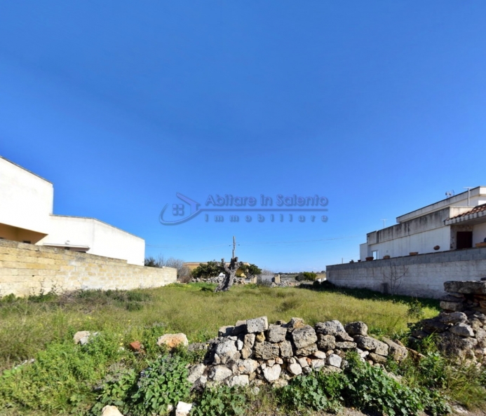 Terreno su strada ad alta visibilità